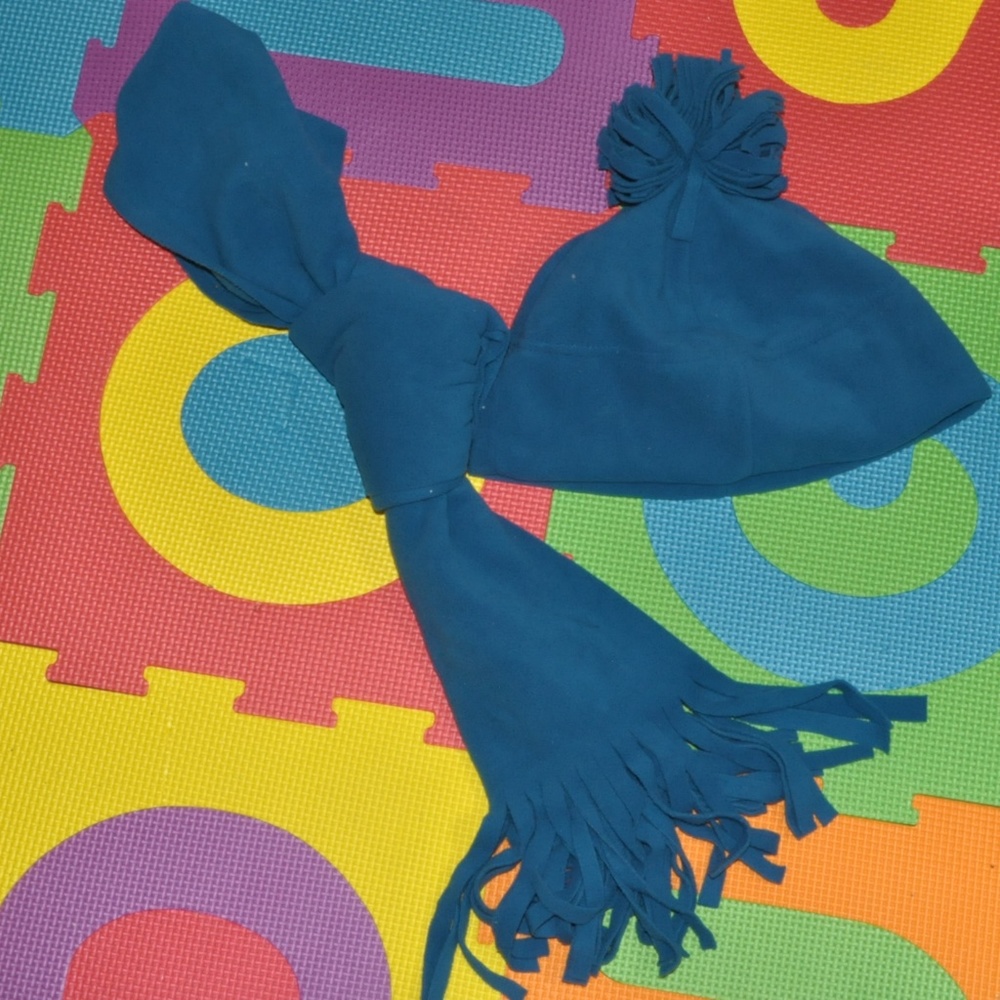 (NEW) GIRLS FLEECE HAT AND SCARF (BUNDLE 2/$22)